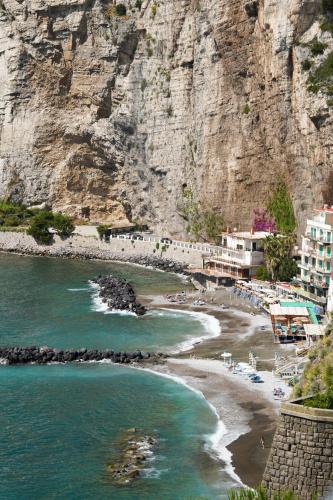 Meta House | The Cave On The Sea