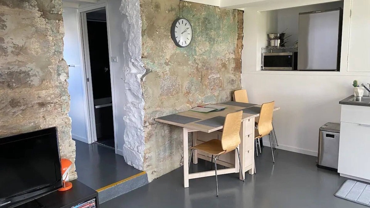 Hobart Central Business District Apartment | "The Cave" West Hobart: eco friendly apartment 🌈 🌱 🏳️‍⚧️