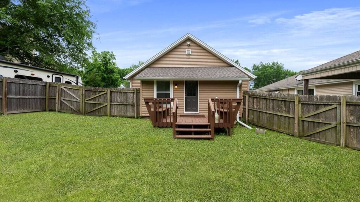 Liberty House | The Cedar Retreat 2BR 1BTH Free Parking Fast Wi-Fi
