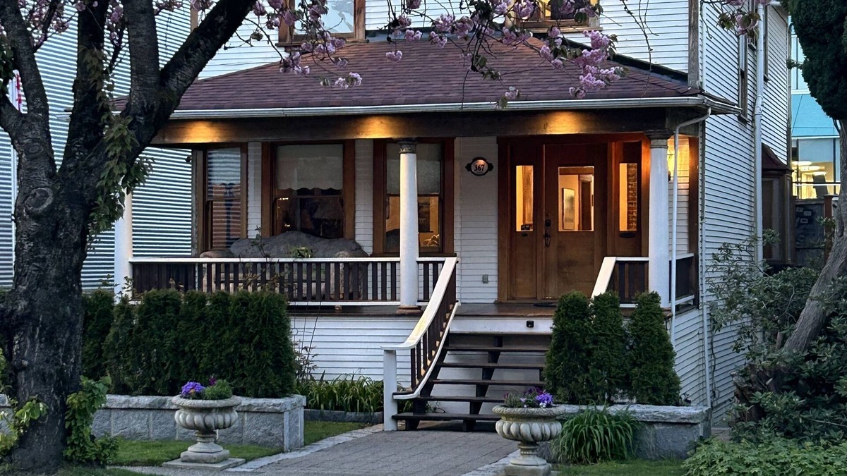 Mount Pleasant House | The Center of Vancouver, Spacious Elegant Interior, Spectacular Outdoor Living