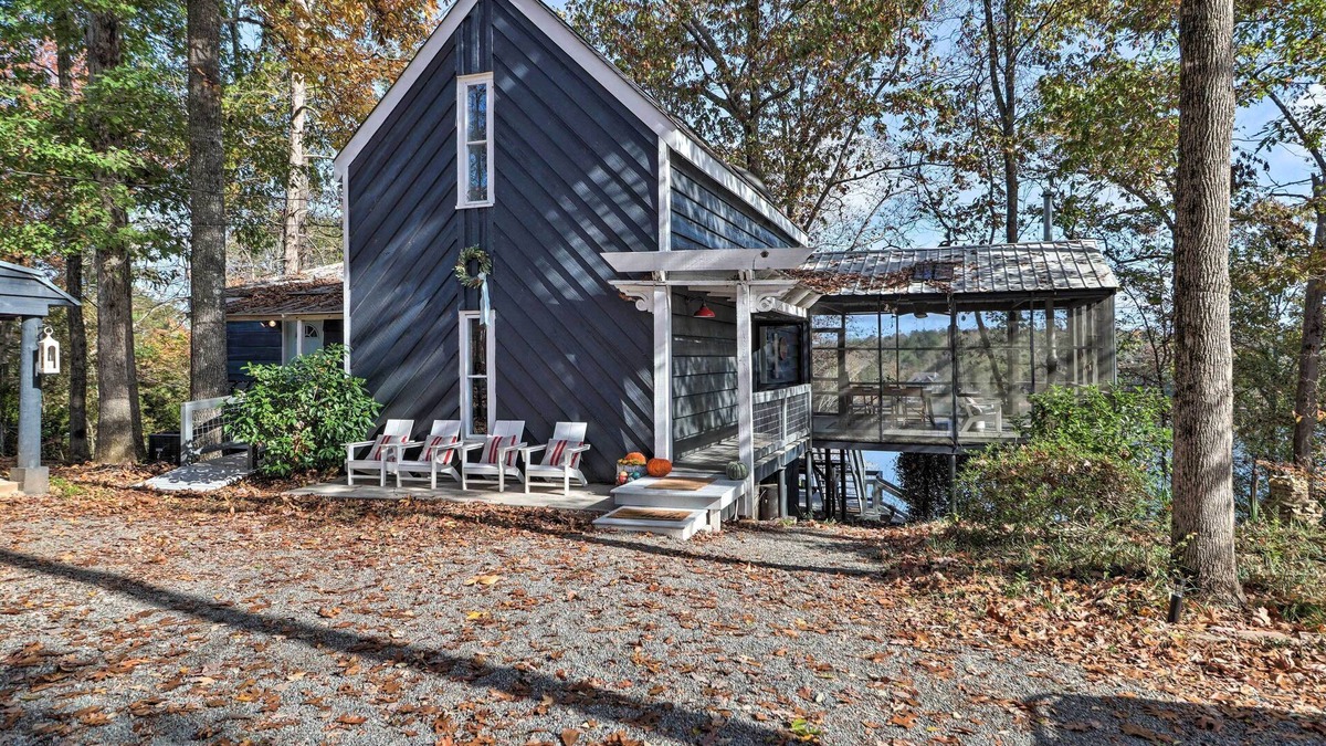 Eatonton Cabin | 'The Chalet on Sinclair' w/Private Dock & Kayaks!