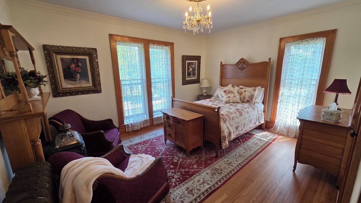 Manistee Bed & Breakfast | The Chandelier Bed & Breakfast "Rose Room"