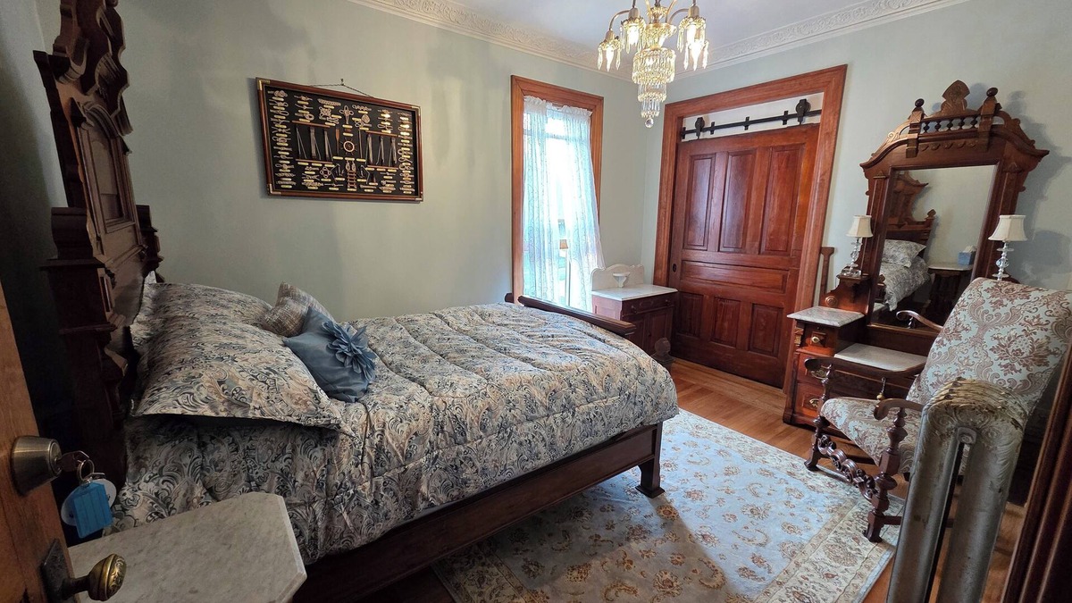 Manistee Bed & Breakfast | The Chandelier Bed & Breakfast "Maritime Room"