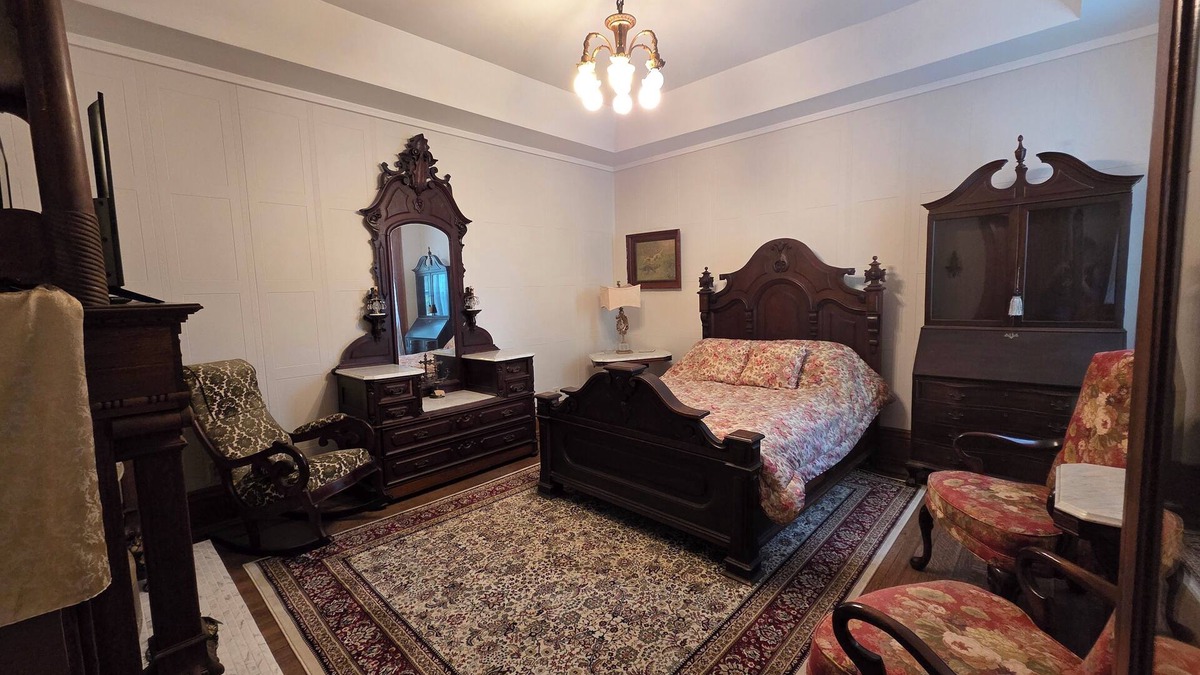 Manistee Bed & Breakfast | The Chandelier Bed & Breakfast "Magmer Room"