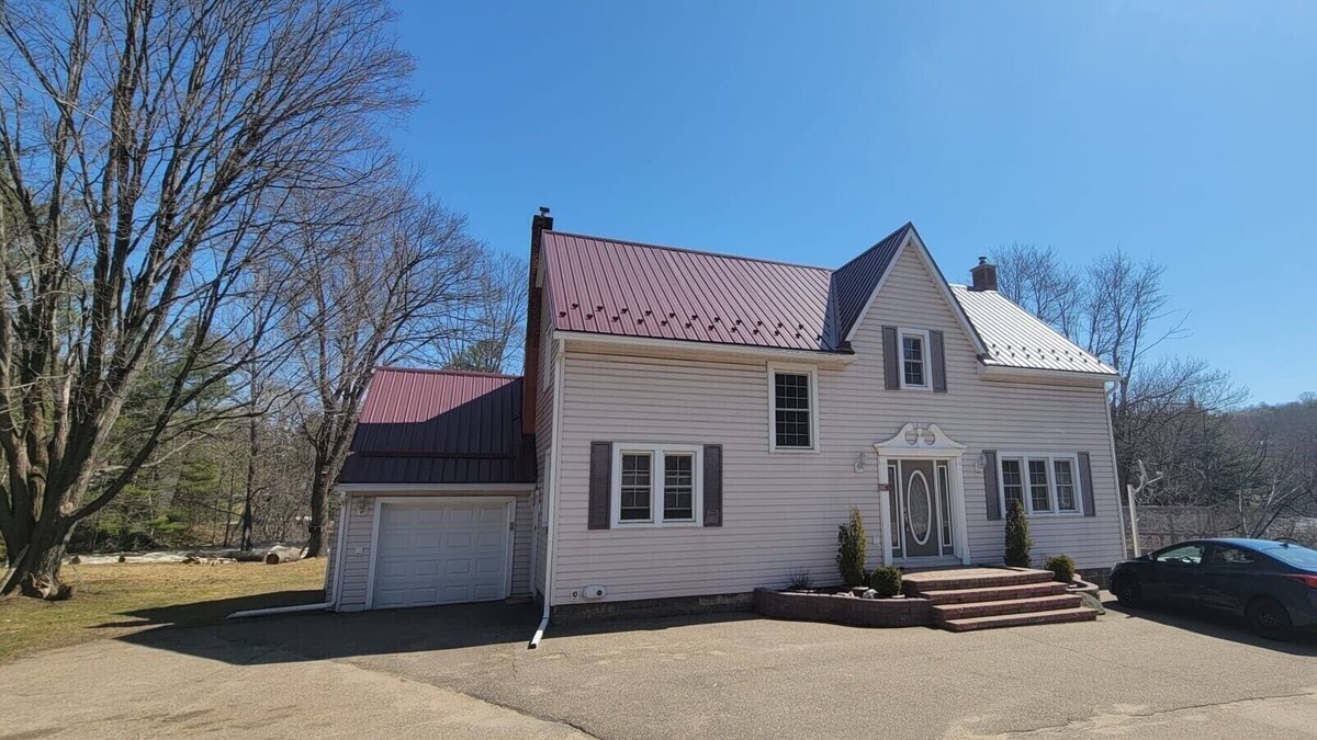 Bancroft House | The chanting River Nest w/hot tub