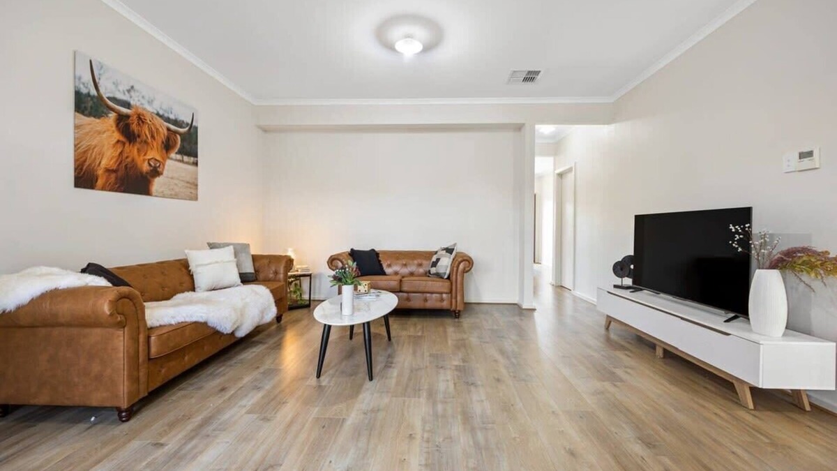 Largs North House | The Charming Living 3BR Townhouse/Perfect Vacation