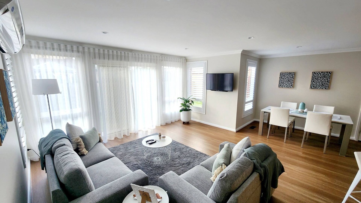 Bacchus Marsh House | The Chateau -perfectly located, walking distance to town, train station & parks.