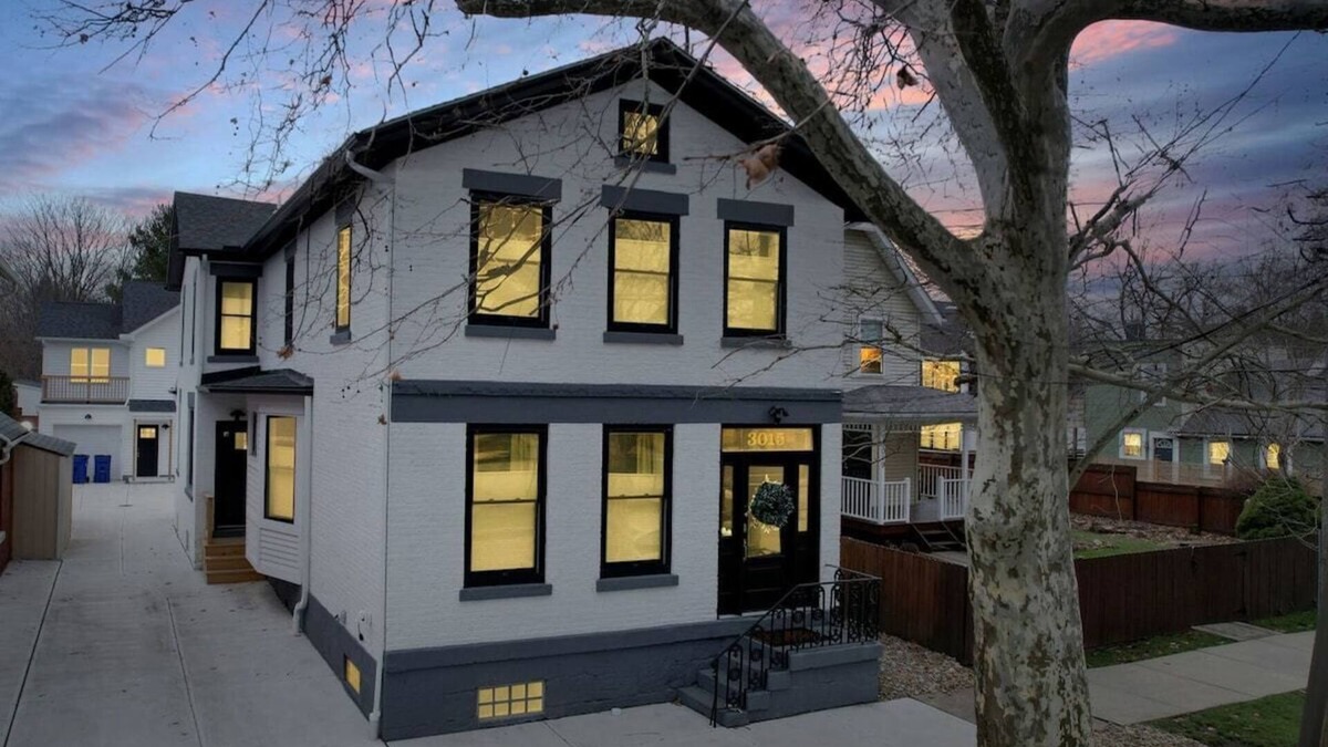 Ohio City House | The Chatham Manor | Chef's Kitchen | Hot Tub | 4BR 2.5 Baths | 10 Guests