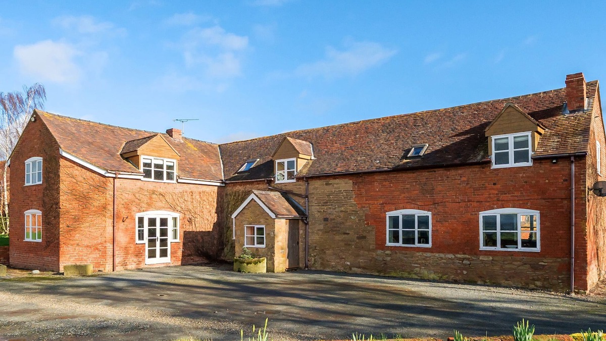 Tenbury Wells House | THE CHESTNUTS, pet friendly, with hot tub in Tenbury Wells