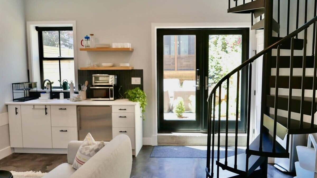 Cardozo House | The Chic Carriage house in Shaw! Sleeps 2