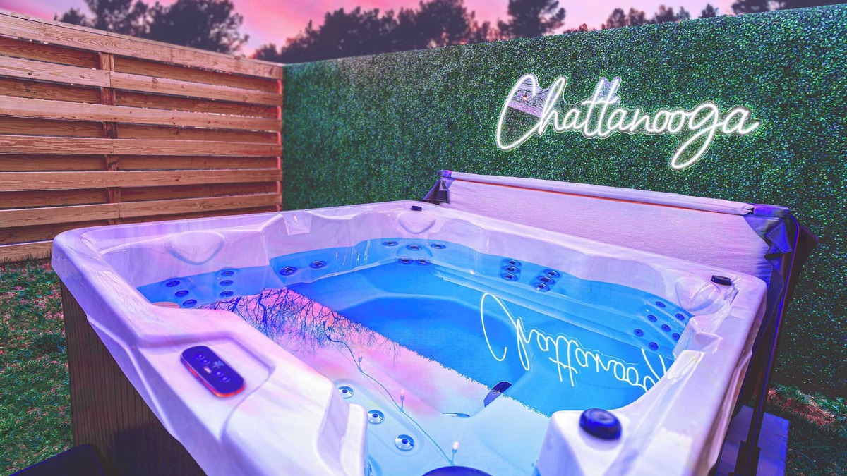 Highland Park House | The Chic Escape | Mini Golf | Luxe Hot Tub | Games