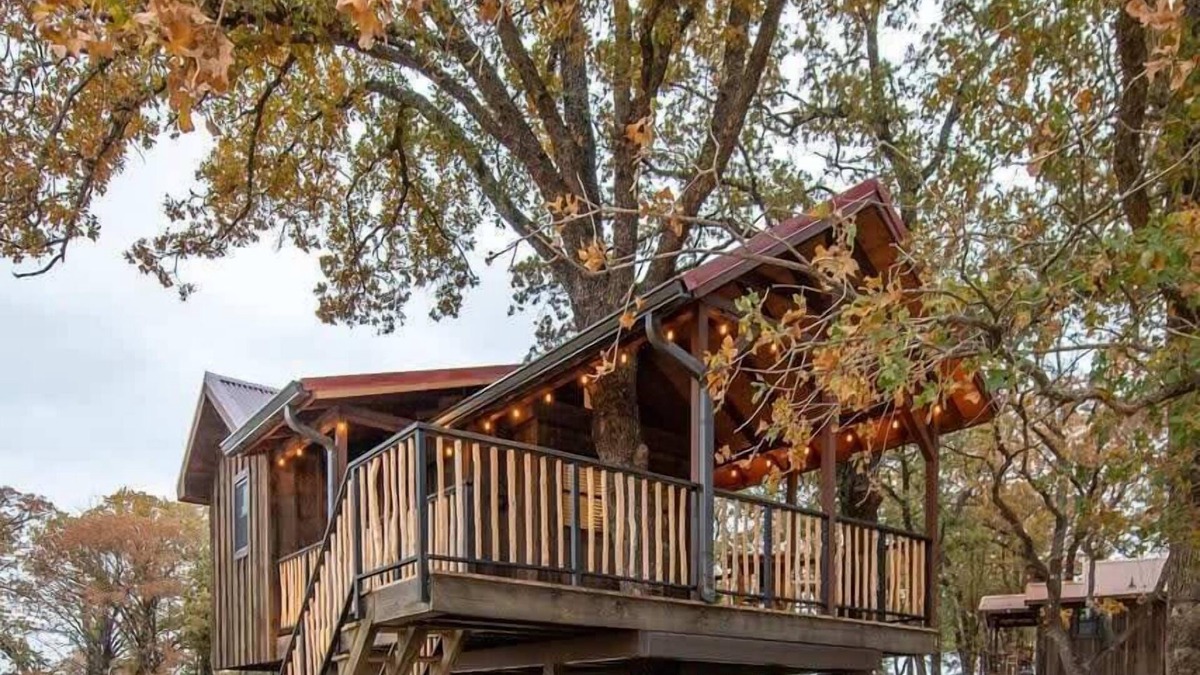 Elm Mott RV Rental | The Chickadee Treehouse 15MIN to Magnolia & Baylor