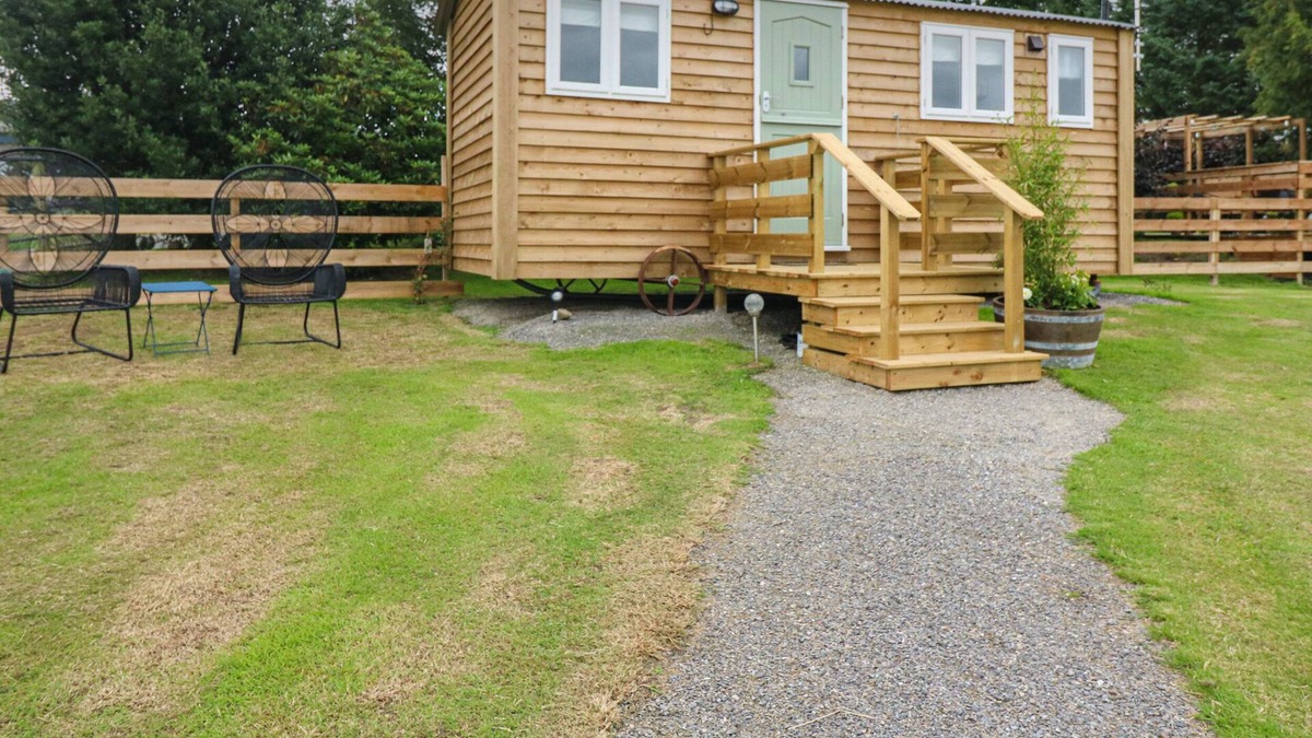New Deer Cottage | THE CHICKENS NEST, romantic, with a garden in New Deer