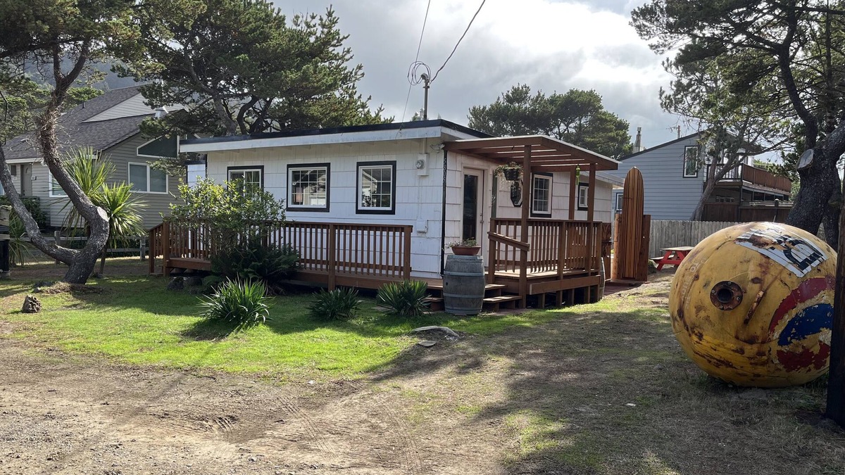 Tierra Del Mar Cabin | The Chillton #125- Cozy cabin steps to beach on quiet lane