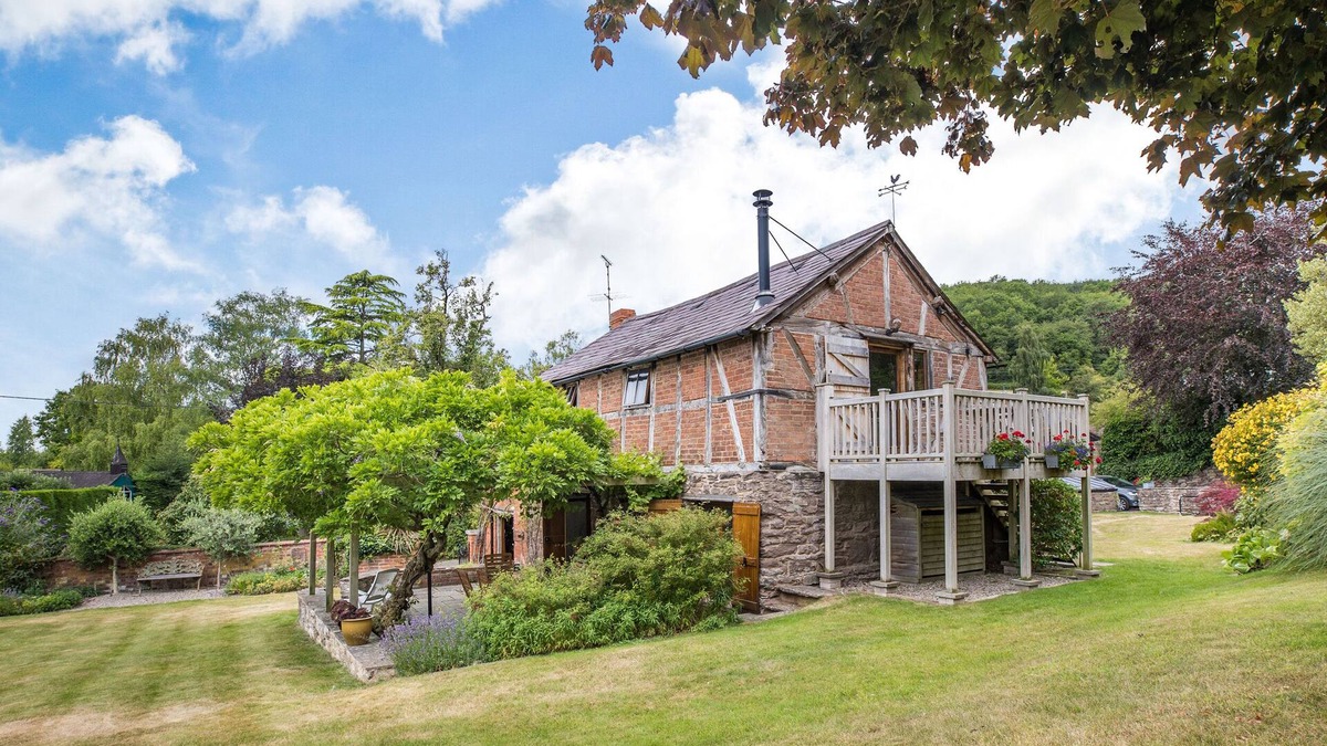 Hereford Cottage | THE CIDER MILL, romantic, with open fire in Westhope, Herefordshire