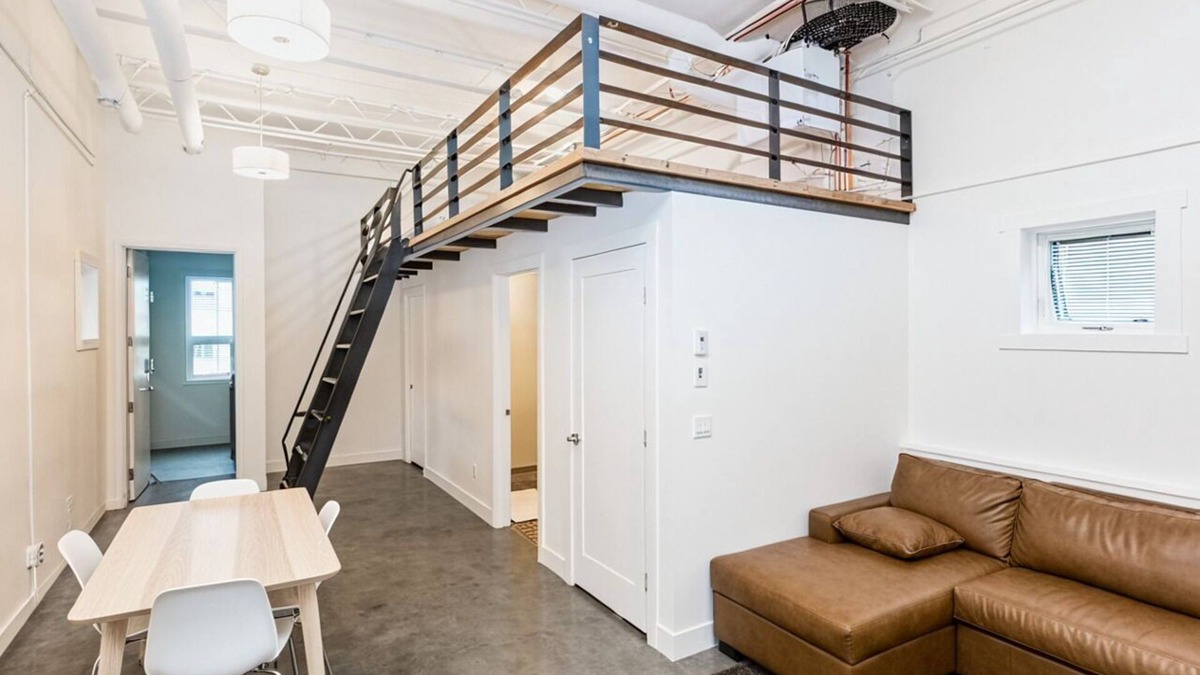 Bridgeland Apartment | The City Loft Retreat | BBQ, Sleeps 6 |