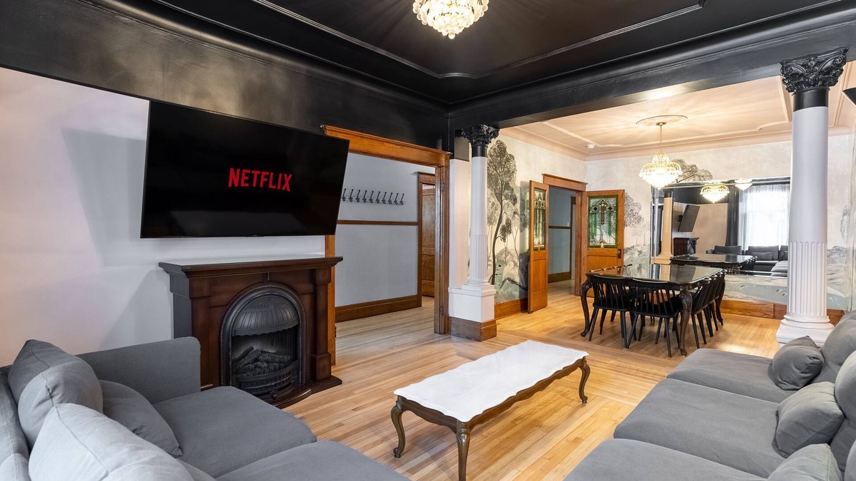 Hochelaga Apartment | The Classic Backyard Subway & Parking