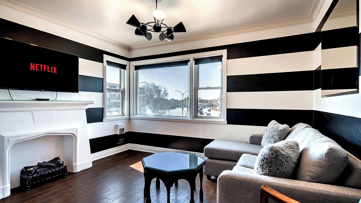 Ahuntsic Apartment | The Classic | Subway | AC | WIFI | Balcony | TV