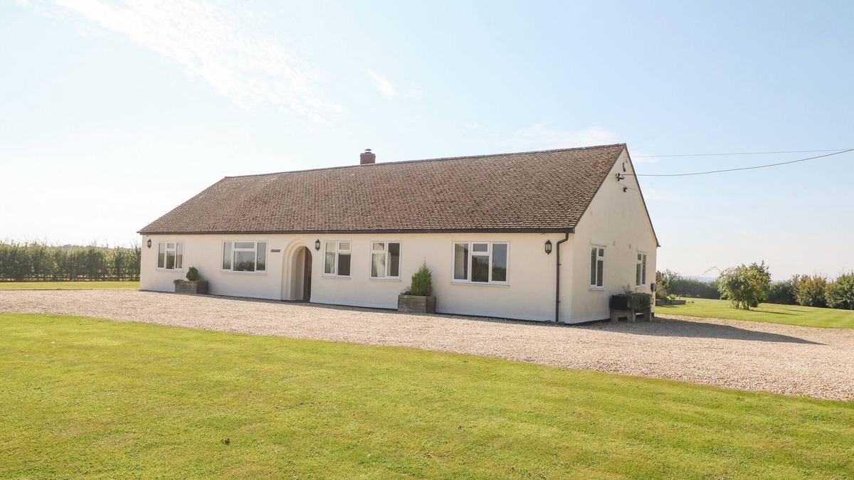 Witney Cottage | THE CLEALINGS, pet friendly, with open fire in Witney
