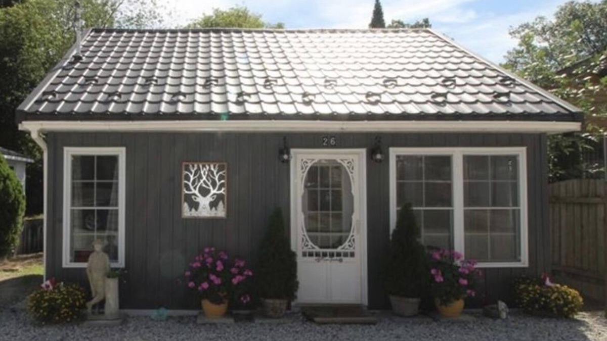 Grand Bend Cottage | THE "clean" LITTLE BLUE COTTAGE - BEACHTOWN DT GRAND BEND -ONTARIO