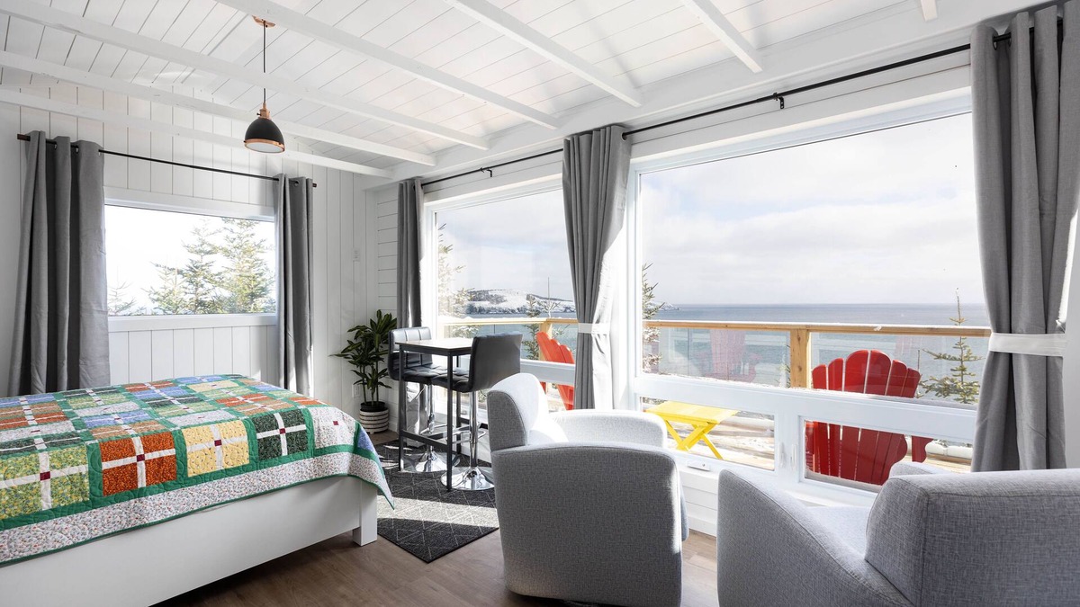 Bauline East House | The Cliff Hanger with Hot tub and Ocean views