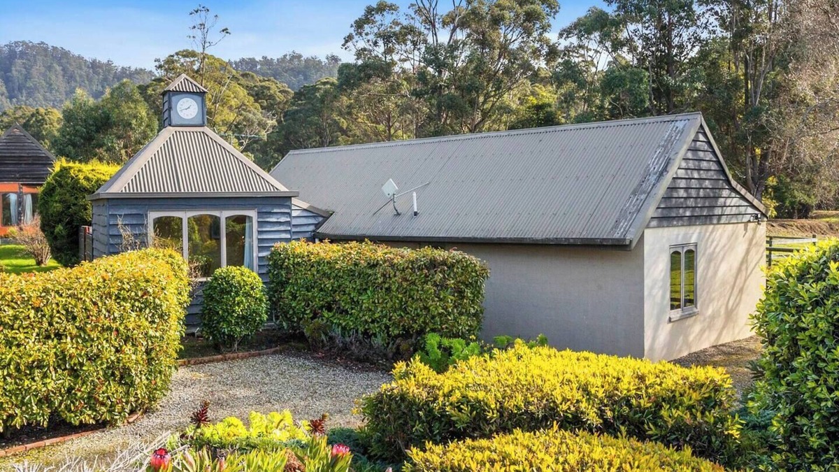 Kettering House | The Clocktower Serene Stay at Herons Rise Vineyard