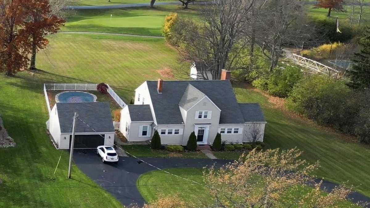 Athol Springs House | The Club House