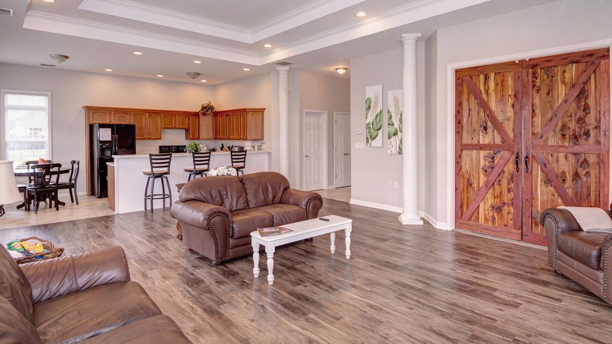 Shepherdsville House | The Clubhouse - 30 Day Minimum