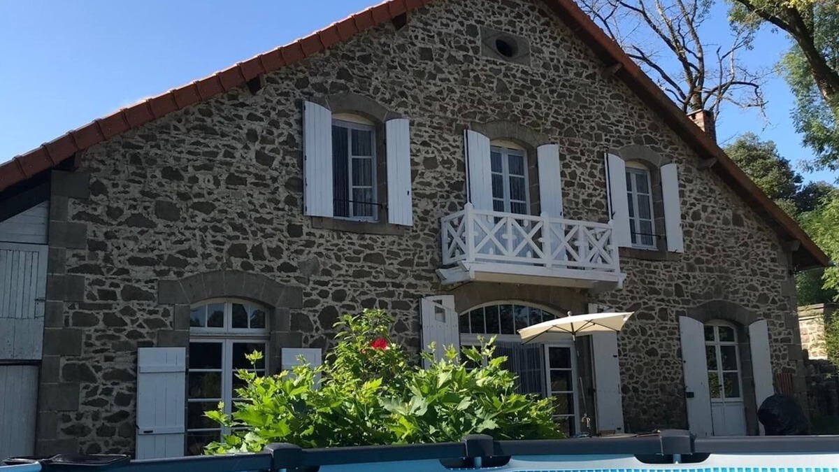 Saint-Maurice-des-Lions House | The Coachhouse at Lesterie avec piscine et jardins privés