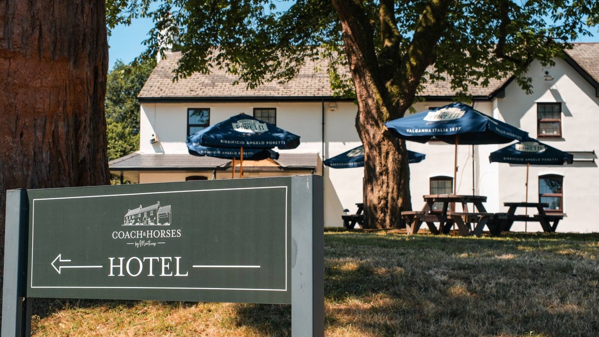Castleton Hotel | The Coach & Horses Hotel