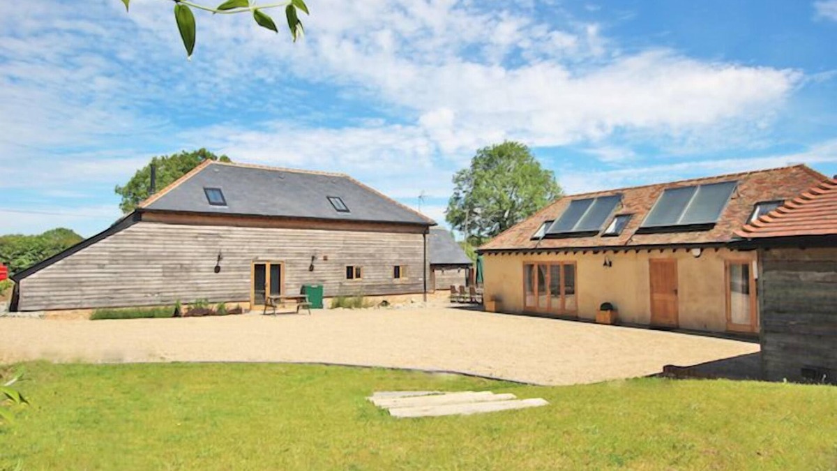 Shadoxhurst House | The Coach House - 5 Star Traditional Barn Conversion In English Countryside