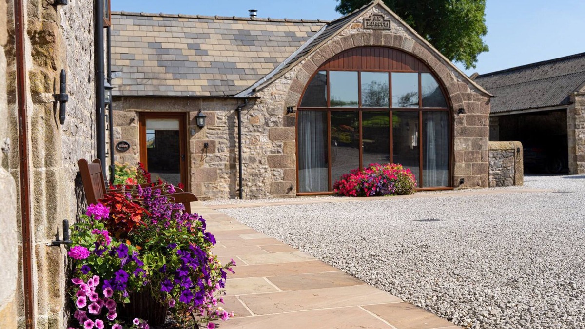 Newton Grange Cottage | The Coach House - access to High Peak Trail, Explore, Autumn Colour's & Scenery