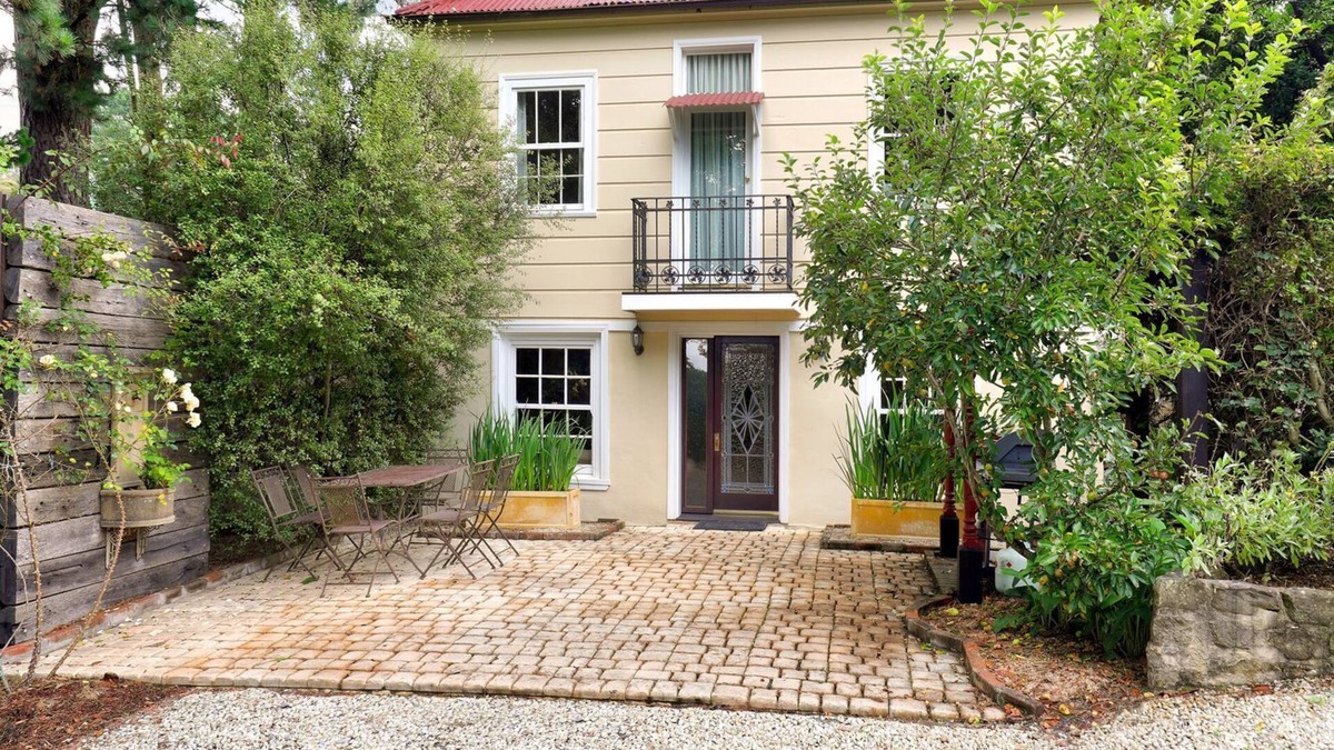 Mount Victoria House | The Coach House | 2 bedroom historical regional escape