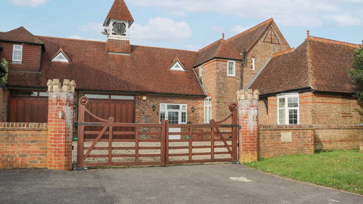 Staplefield Cottage | THE COACH HOUSE, pet friendly, character holiday cottage in Bolney