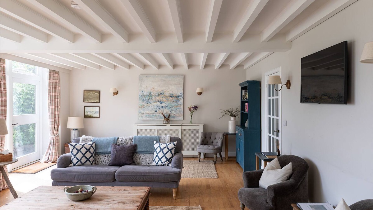 Penicuik Cottage | The Coach House, Pentland Hills - Sleeping 6 Guests in 3 Bedrooms, Dog Friendly