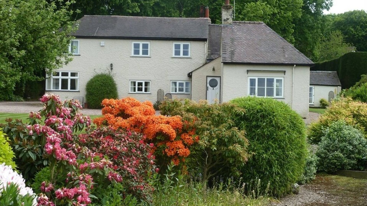 Hixon Bed & Breakfast | The Coach House