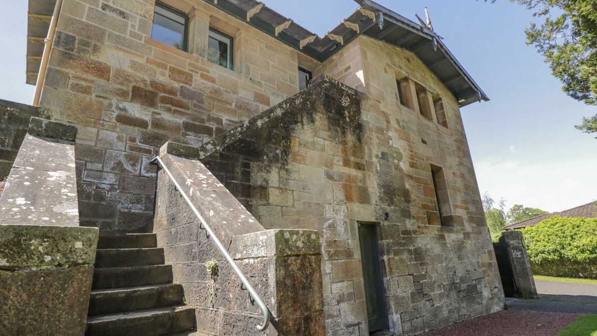 Glasgow Cottage | THE COACH HOUSE - HOLMWOOD, pet friendly in Glasgow