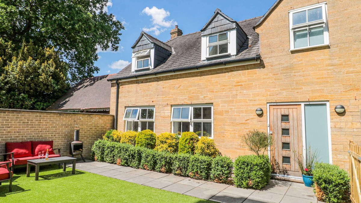 Castle Cary Cottage | THE COACH HOUSE, pet friendly, with a garden in Castle Cary