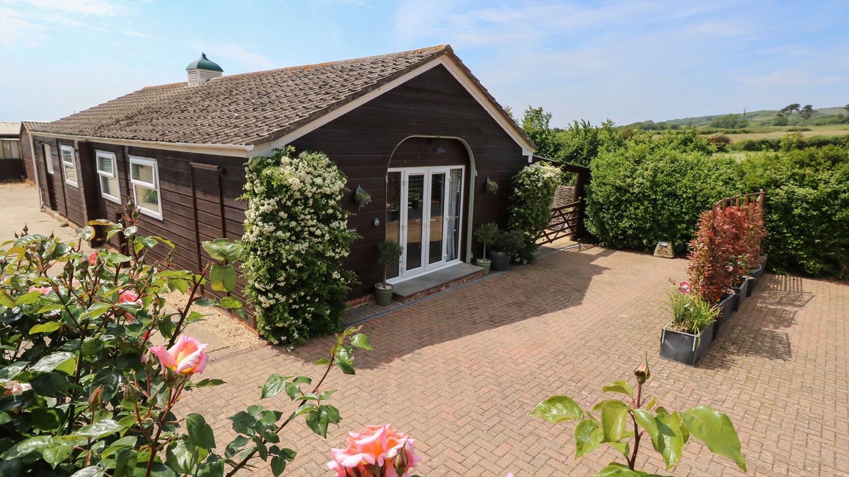 Brighstone Cottage | THE COACH HOUSE, pet friendly, with a garden in Brighstone