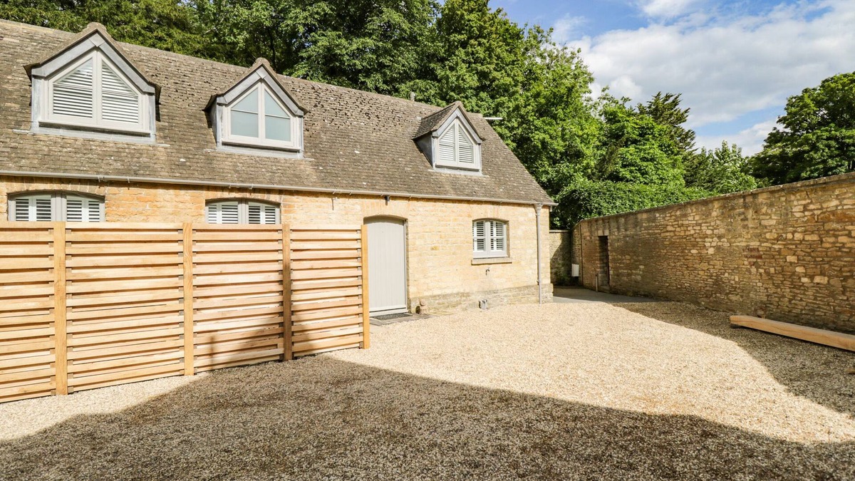 Westonbirt Cottage | THE COACH HOUSE, pet friendly, with hot tub in Sherston