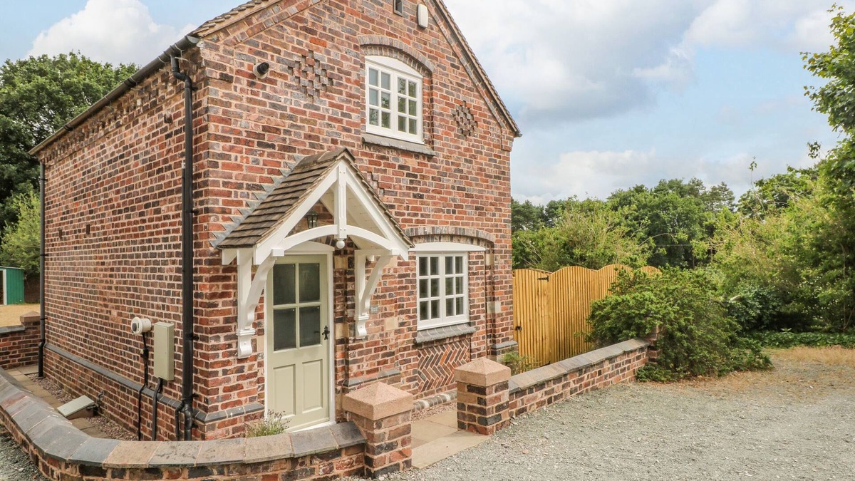 Wrinehill Cottage | THE COACH HOUSE, pet friendly, character holiday cottage in Betley