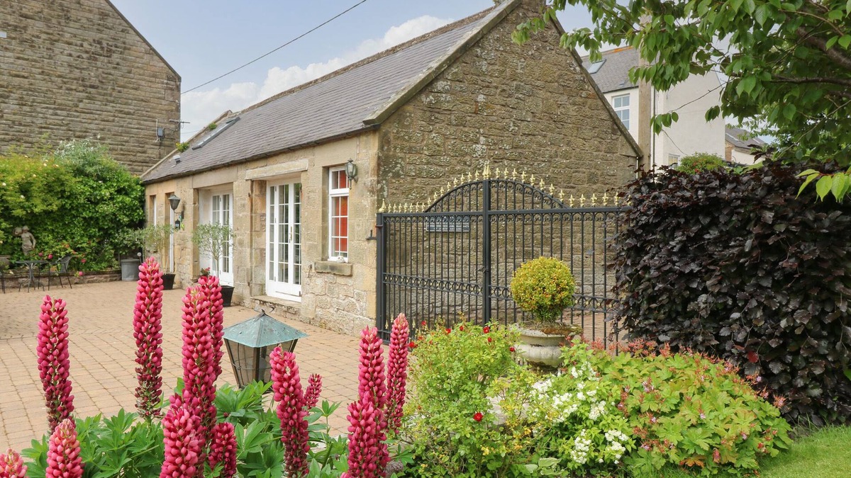 Chirnside Cottage | THE COACH HOUSE, pet friendly in Chirnside