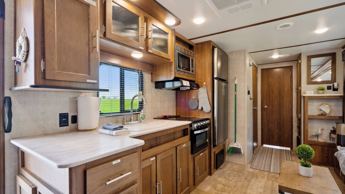 Langworthy RV Rental | The Coastal Conquest Camper Rental, located on Silver Lake in Delhi, IA