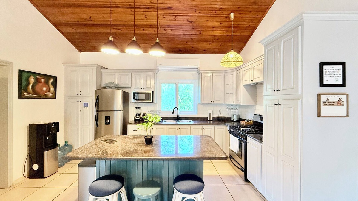 West End Apartment | The Colibri Lodge @ Sunset Villas, West End