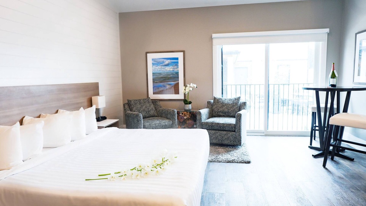 Grand Bend Hotel | The Colonial Hotel -Honeymoon Suite