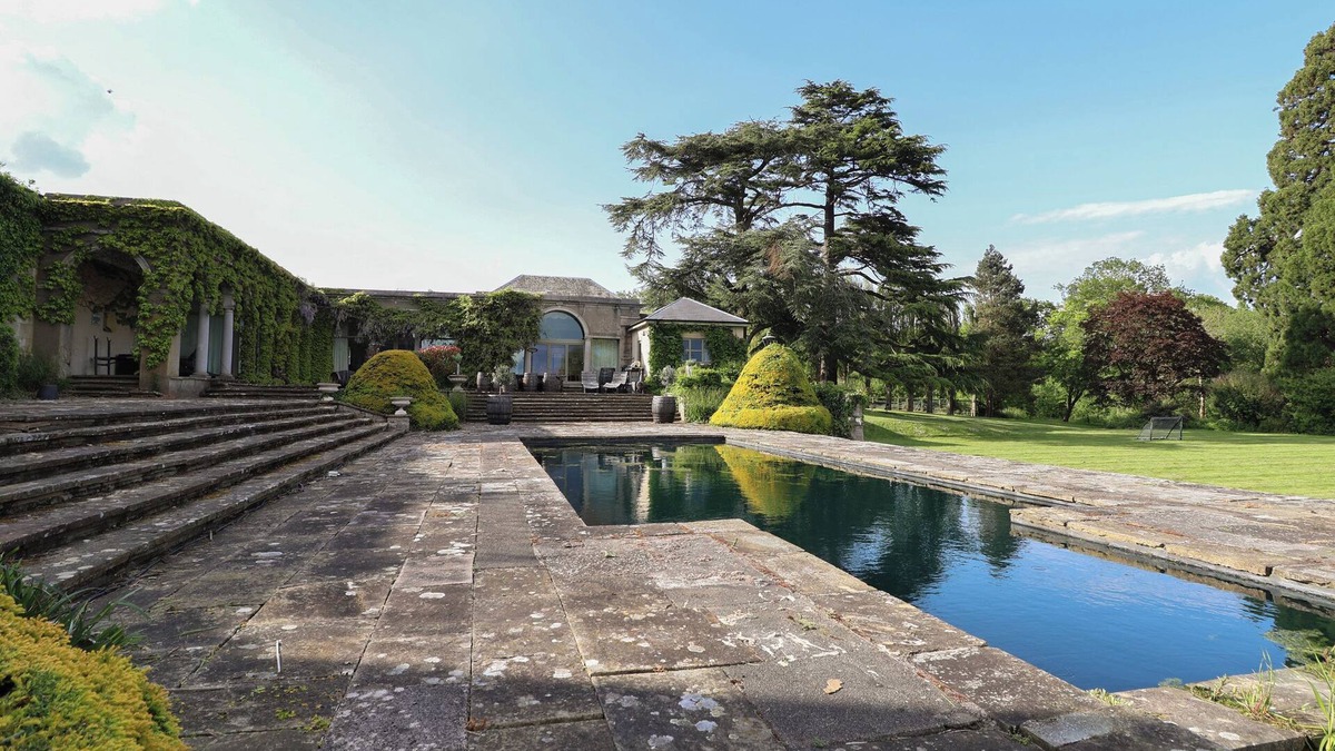 Saint Asaph Cottage | THE COLONNADE, pet friendly, character holiday cottage in Trefnant