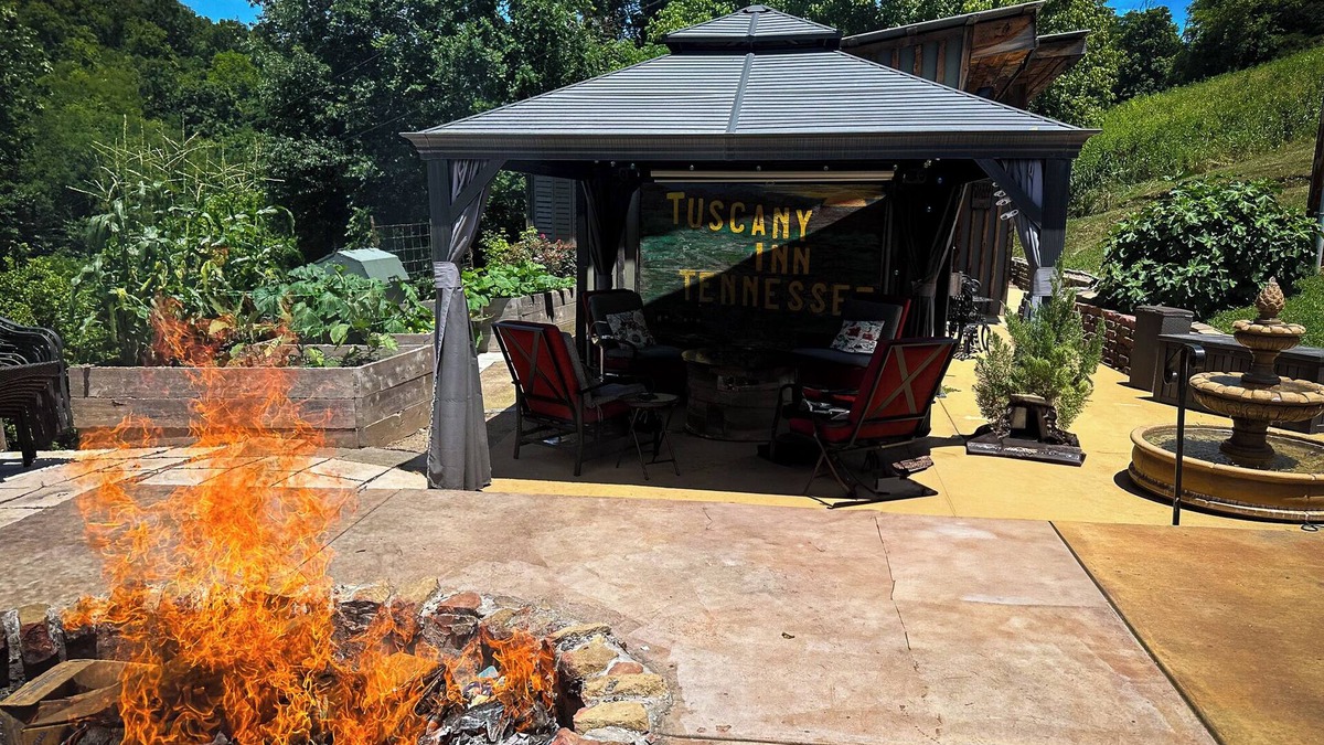 Chestnut Mound Bed & Breakfast | 'The Combo" @ Tuscany Inn TN -2 rooms/2 Hot tubs