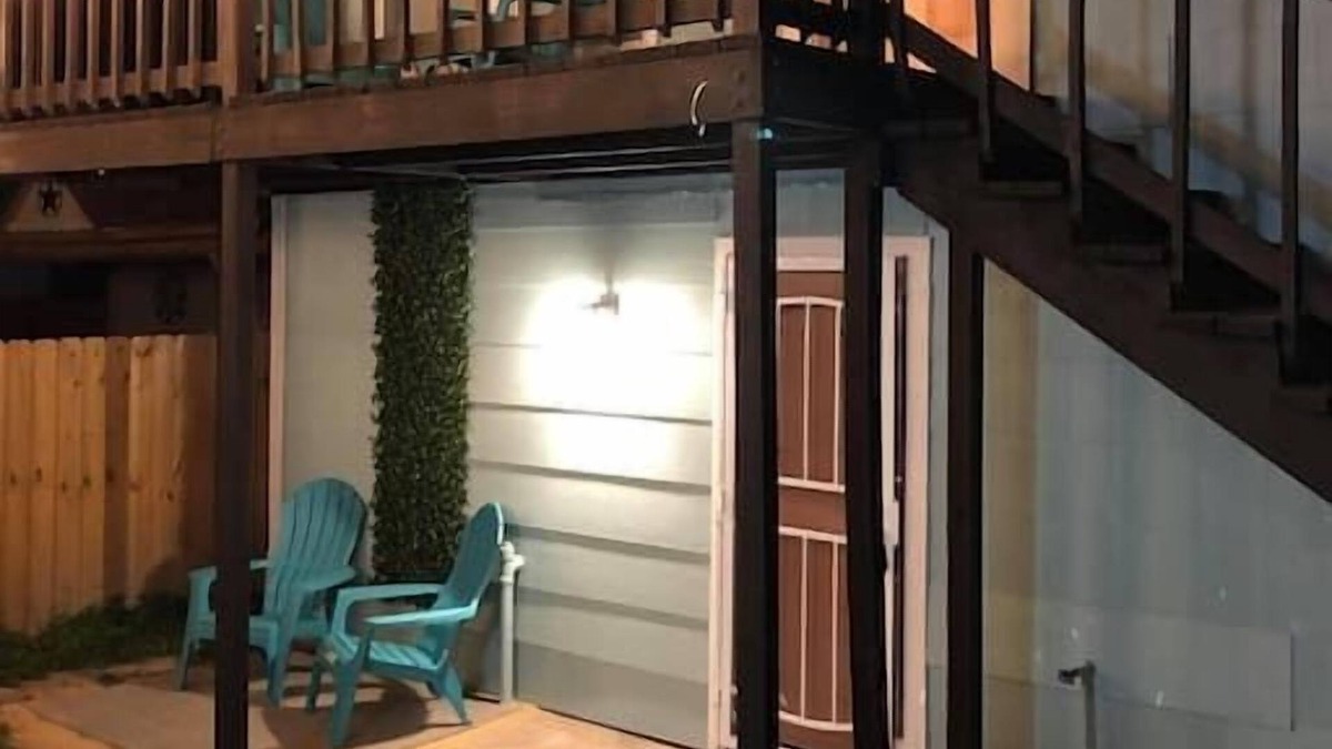 Baytown Apartment | The Comfi Coral - Large 1 Bedroom Studio A