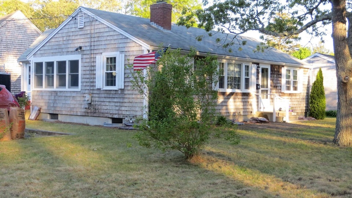 Bass River House | The Comforts of Home with Cape Cod Charm, central air, Walk to Beach! Wi-Fi
