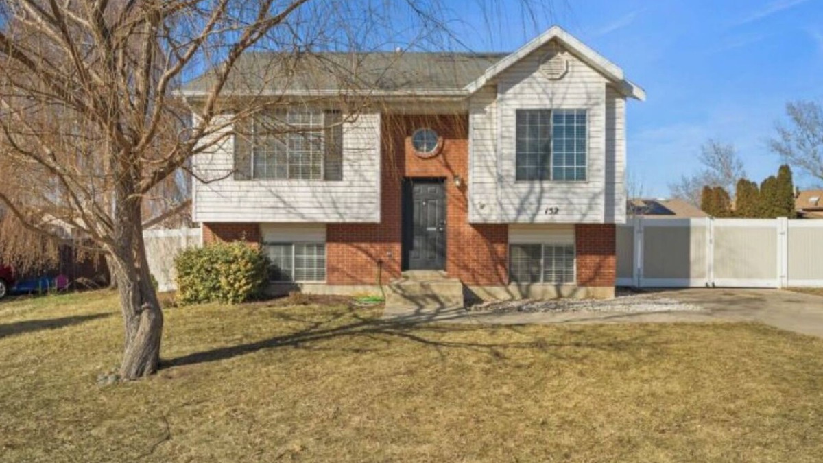 Clearfield House | The Comfy Stay 4-bedroom house with WiFi, AC in fabulous Clearfield